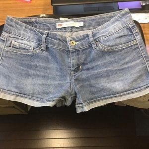 Levi’s short shorts really cute!